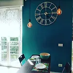 Modern Flat In 아파트 *